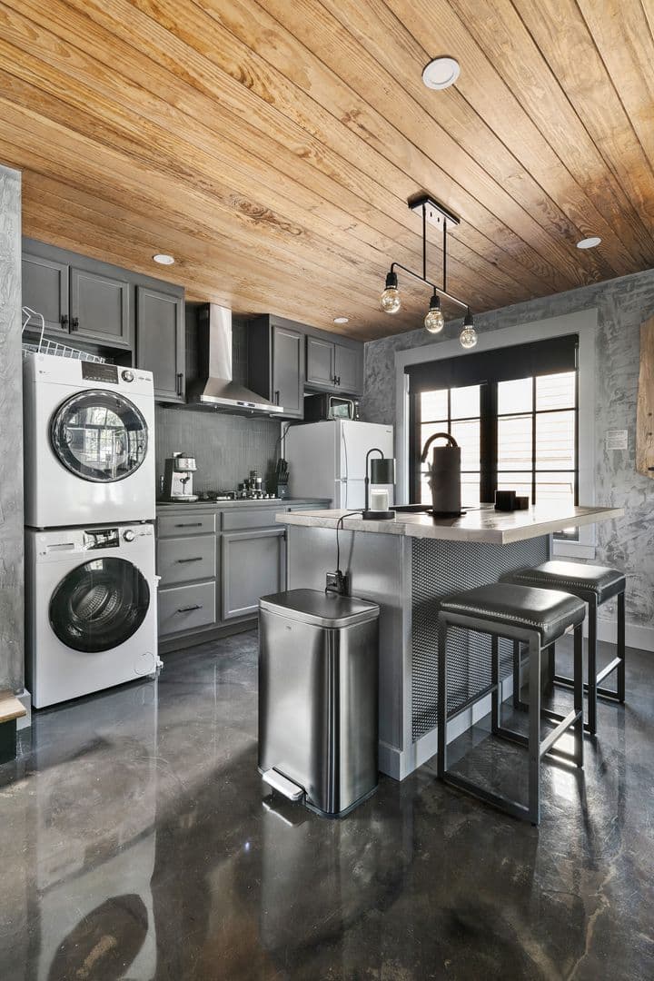Charleston House: 250 Rutledge Avenue