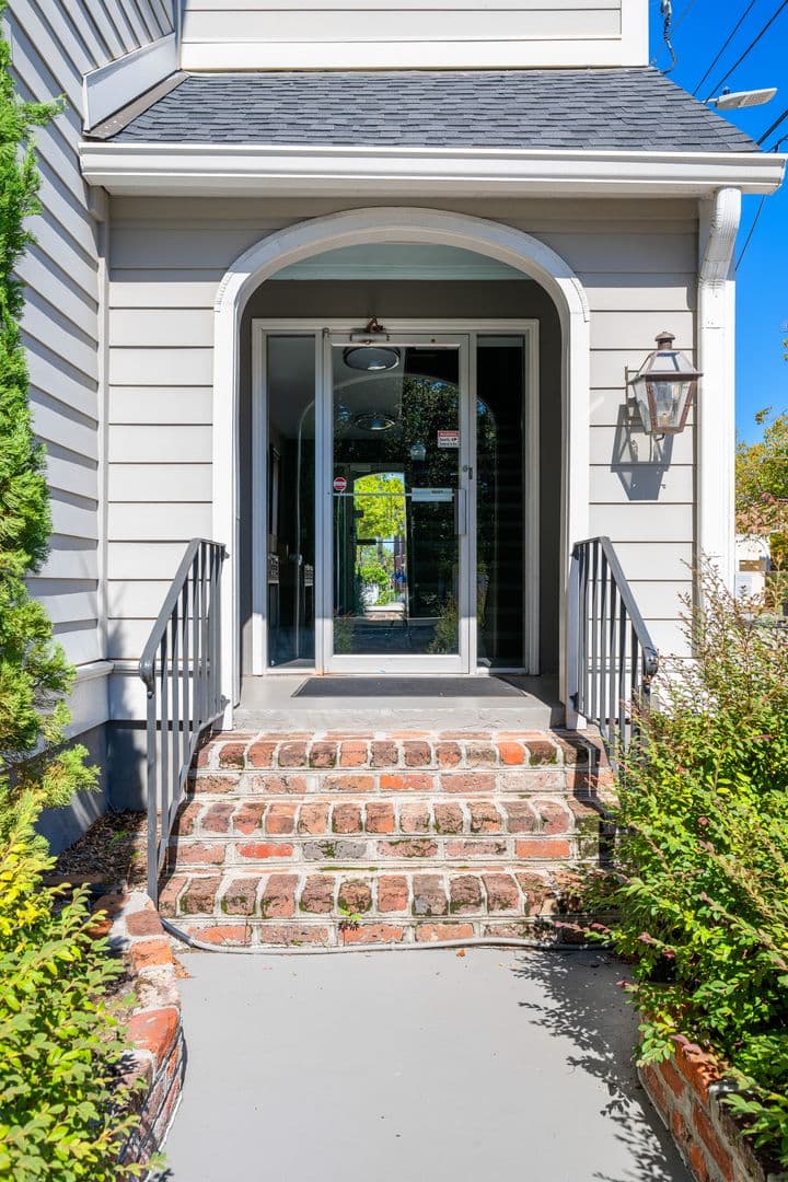 Charleston House: 259 East Bay Unit 8B