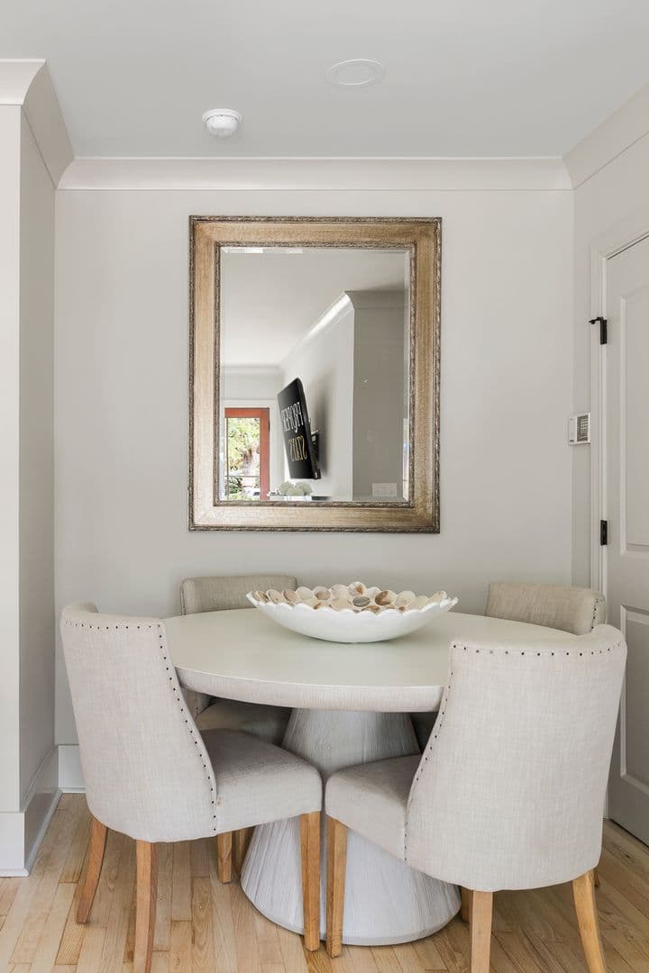 Charleston House: 189 Third Avenue