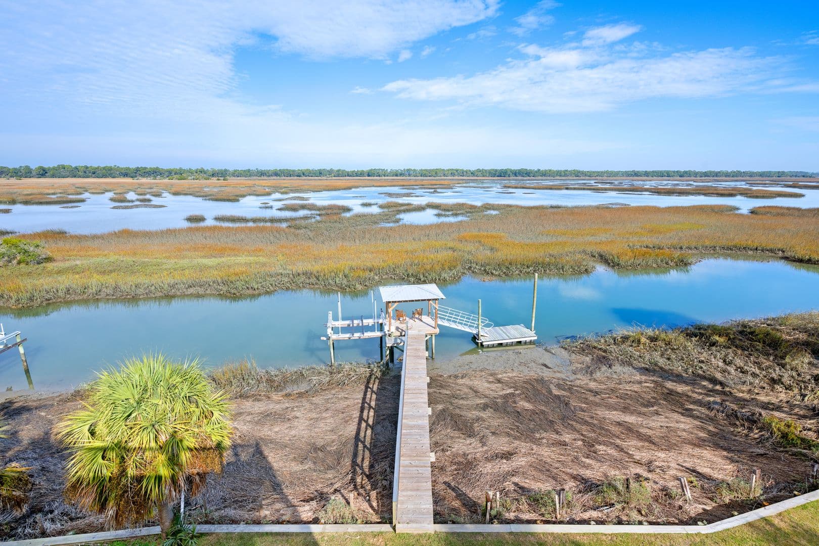 Charleston House: 1532 Oak Island Drive