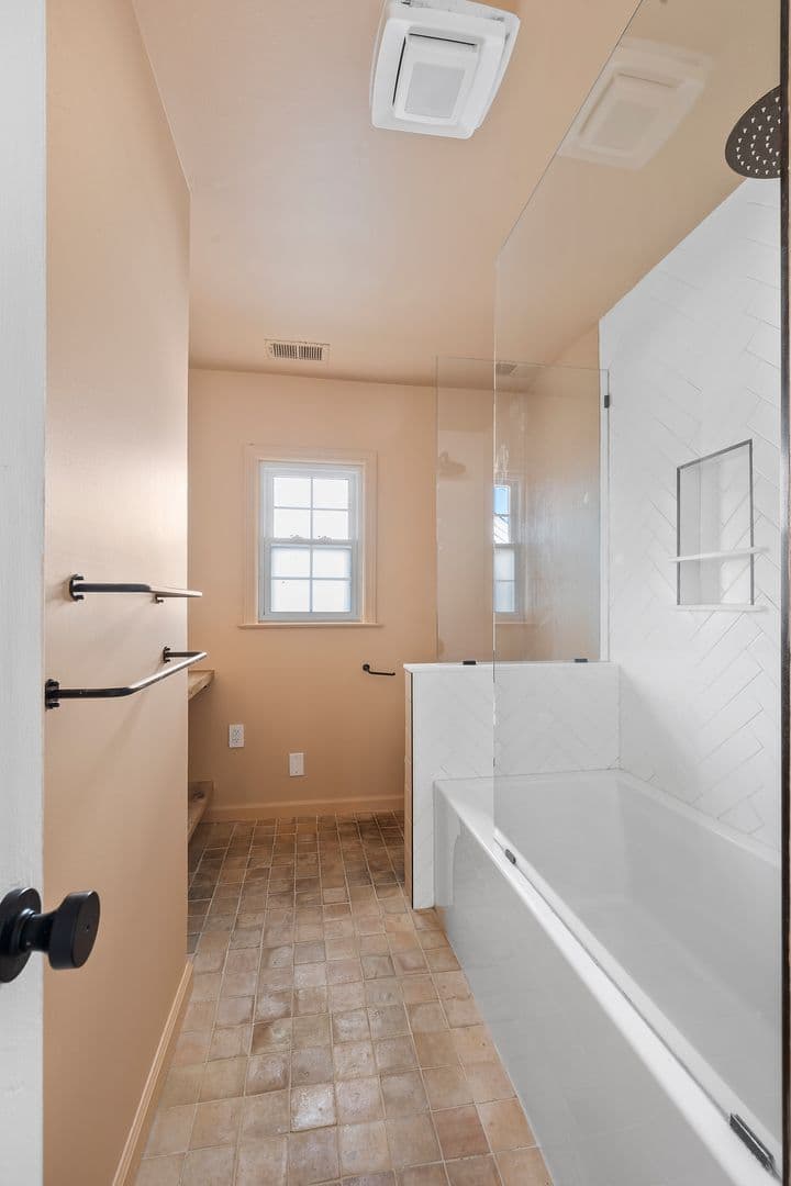 Charleston House: 68 Dunnemann Ave