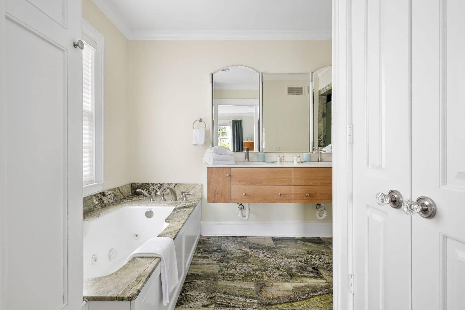 Charleston House: 88 S Battery