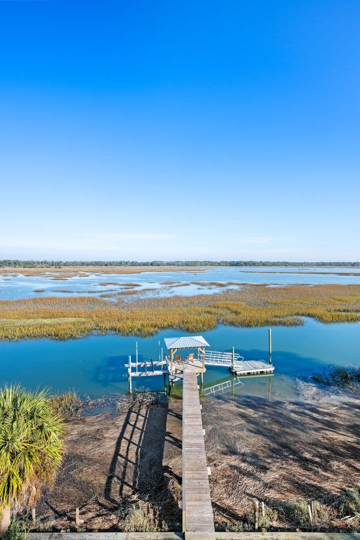 Charleston House: 1532 Oak Island Drive