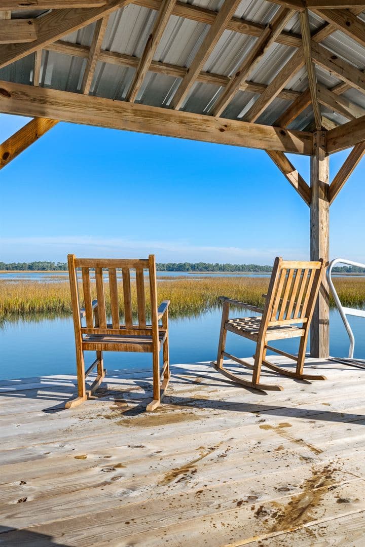 Charleston House: 1532 Oak Island Drive