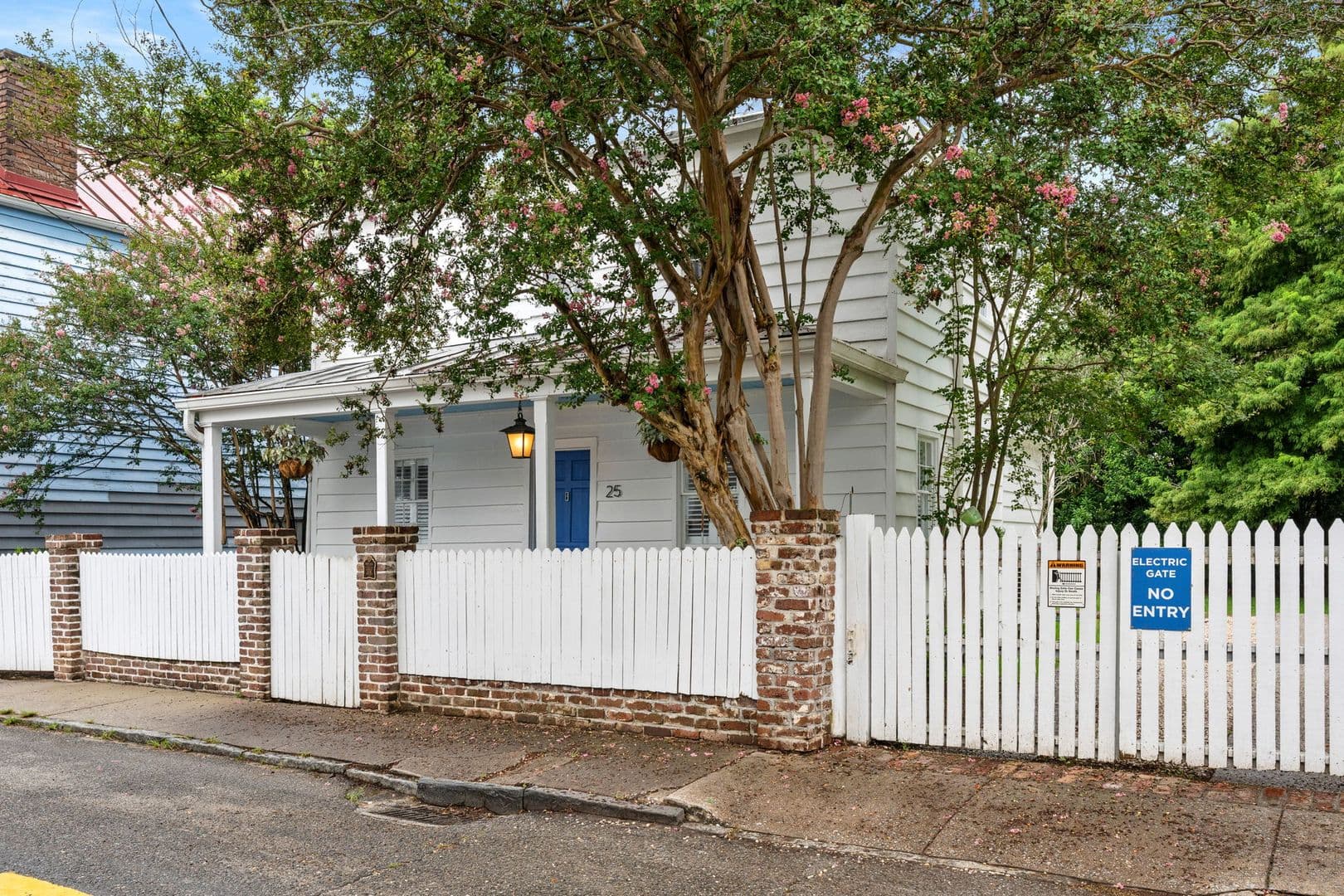 Charleston House: 25 Sires Street