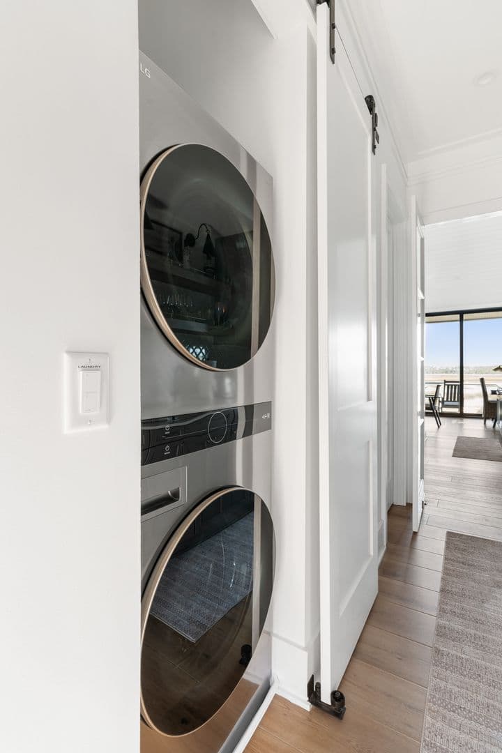 Charleston House: 1532 Oak Island Drive