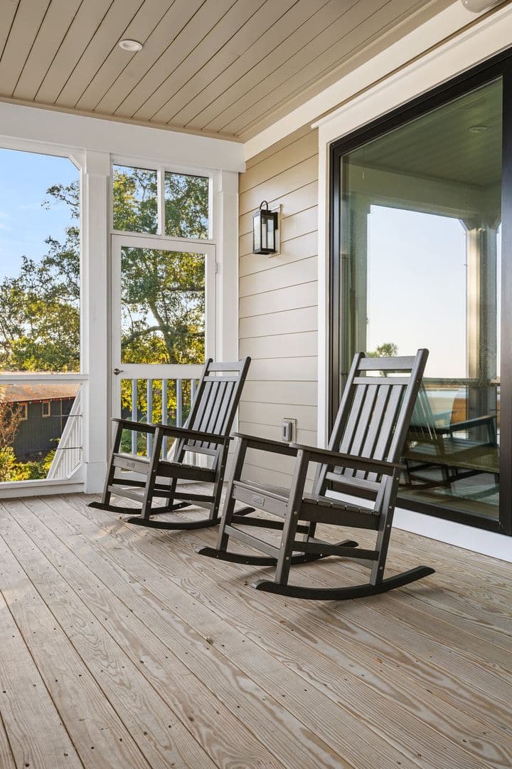 Charleston House: 1532 Oak Island Drive