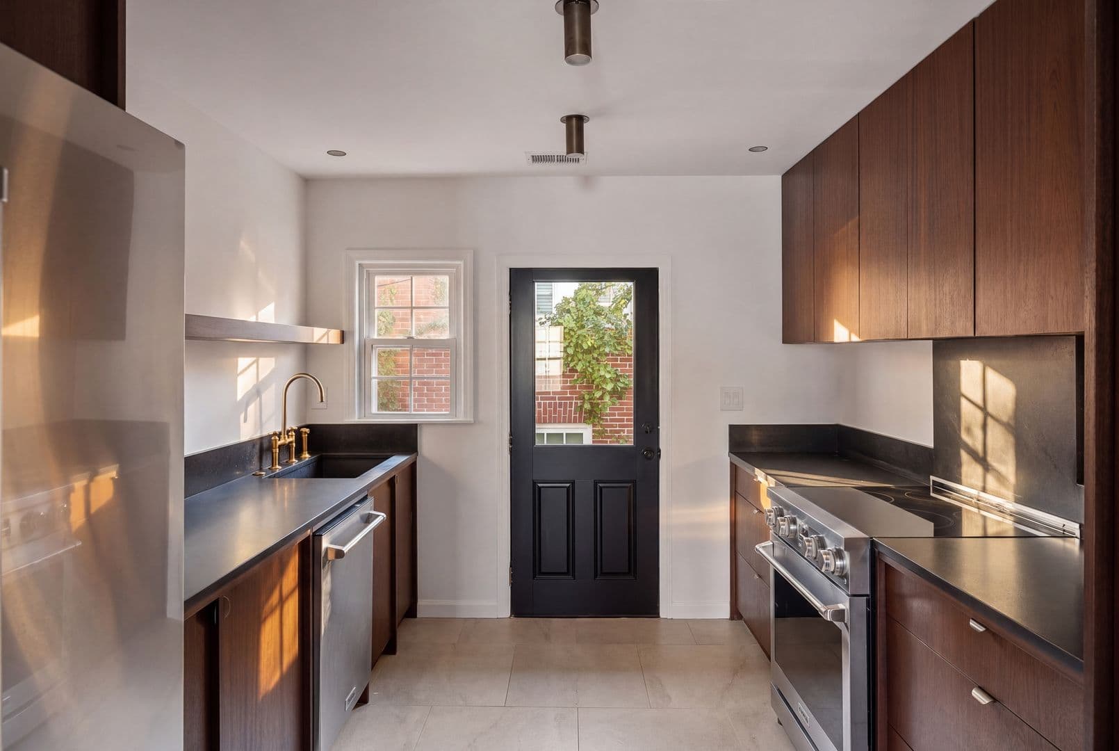 Charleston House: 68 Dunnemann Ave