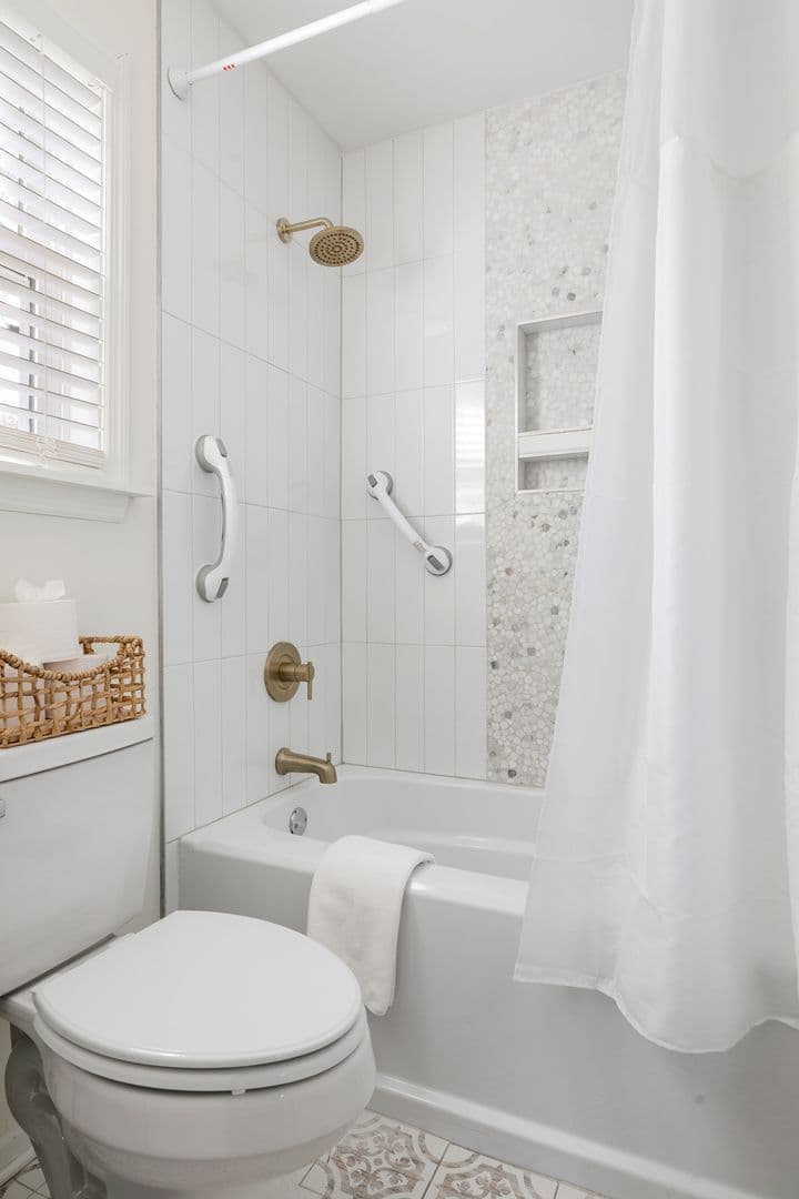 Charleston House: 14 Hillcreek Blvd