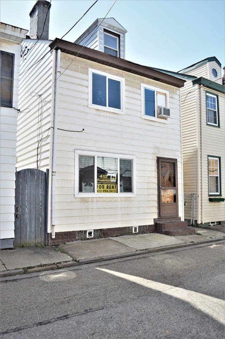 Pittsburgh House: 1922 Larkins Way