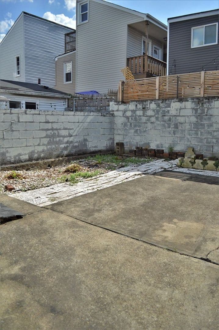 Pittsburgh House: 1922 Larkins Way