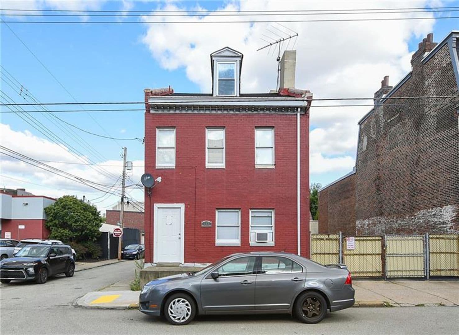 Pittsburgh House: 1802 Larkins Way