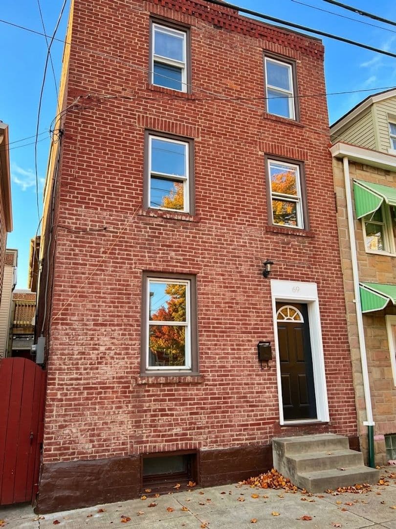 Pittsburgh House: 69 s 17th Street