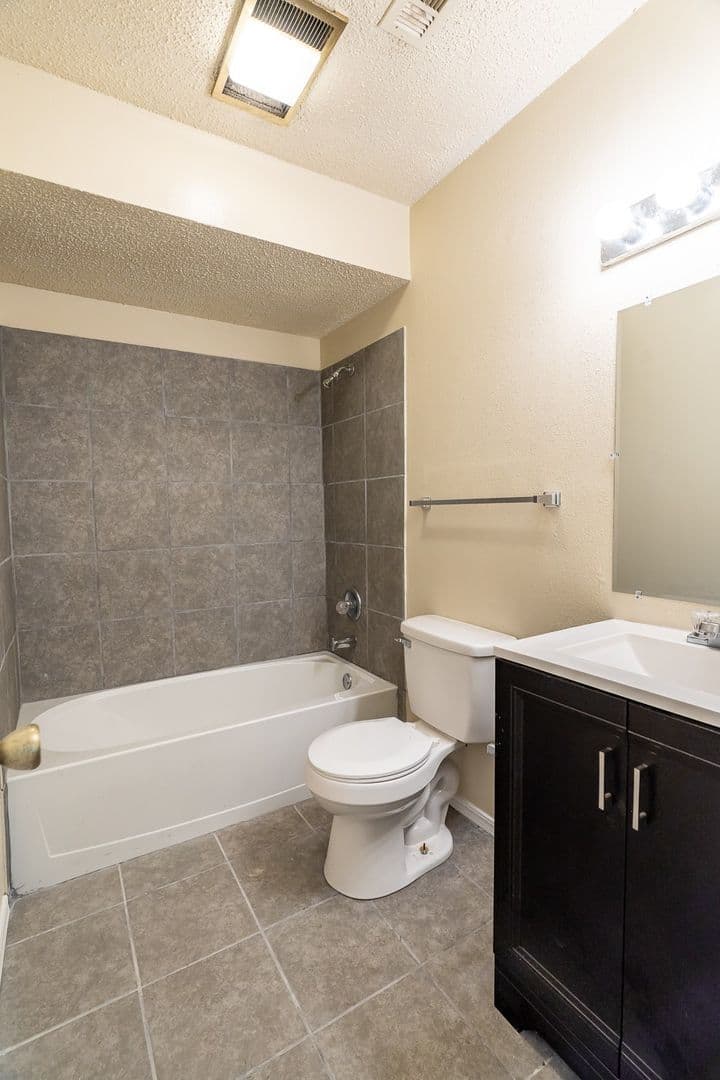 Fayetteville House: 559 S Ray Ave.