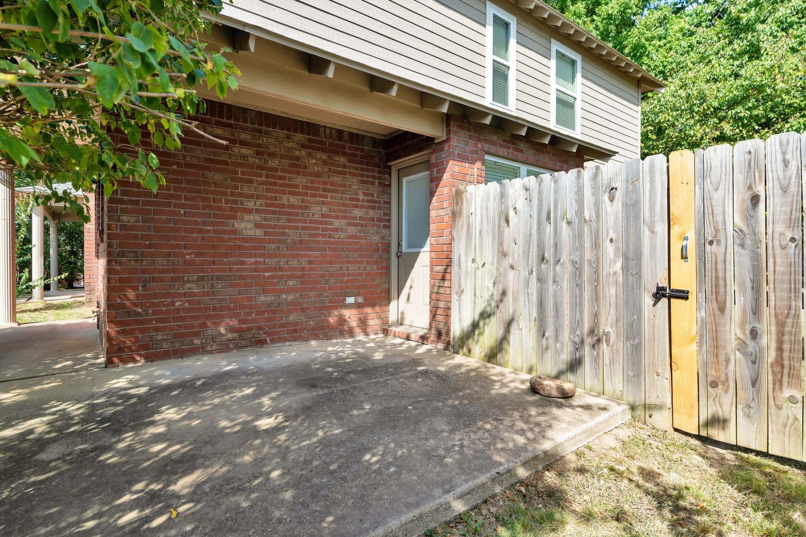 Fayetteville House: 581 W. Moan Place