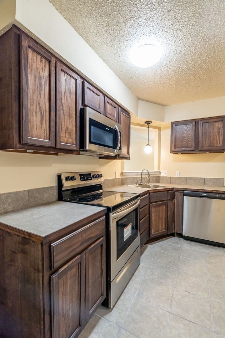 Fayetteville House: 559 S Ray Ave.
