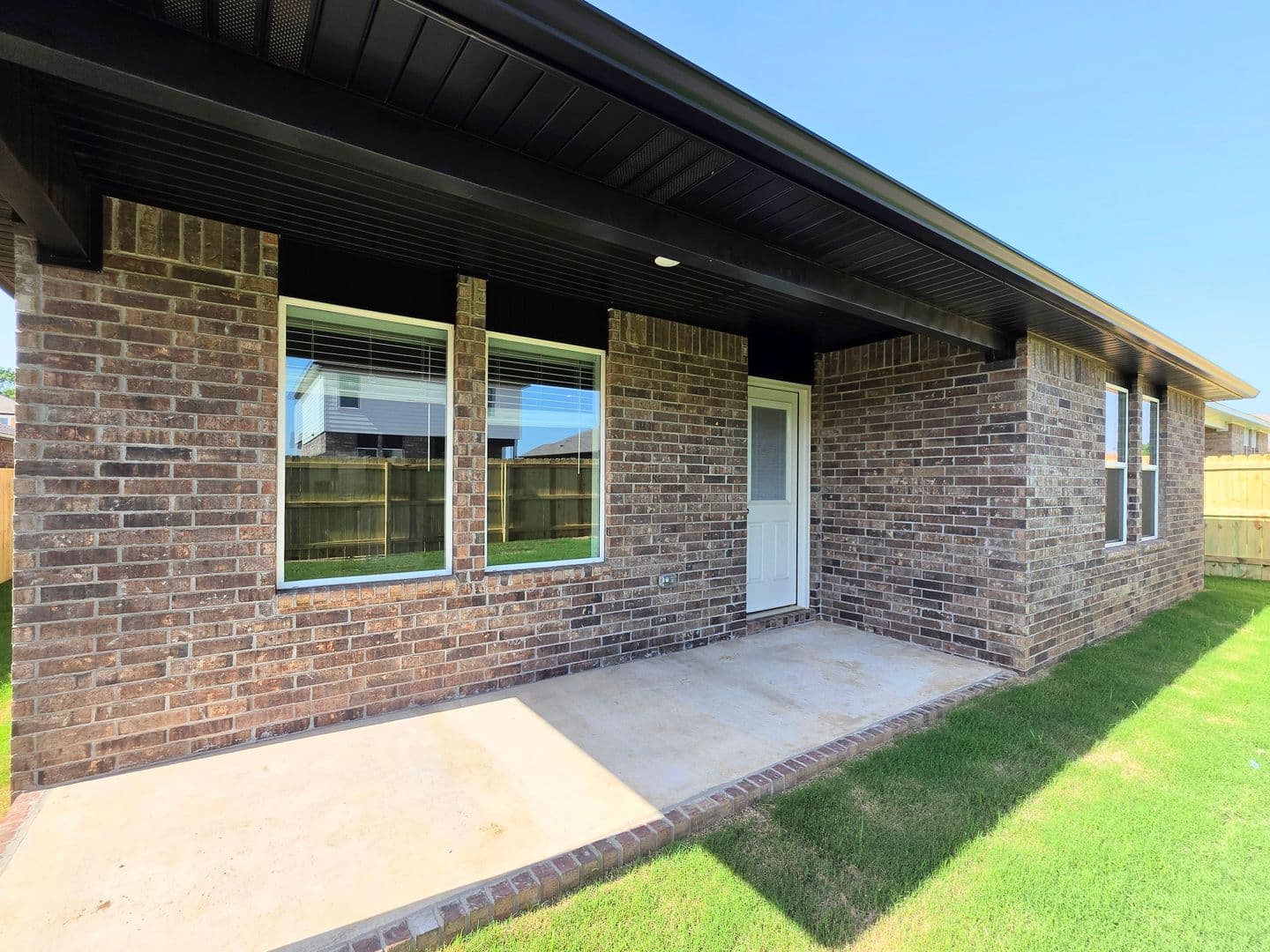 Fayetteville House: 618 S. Neon Ave