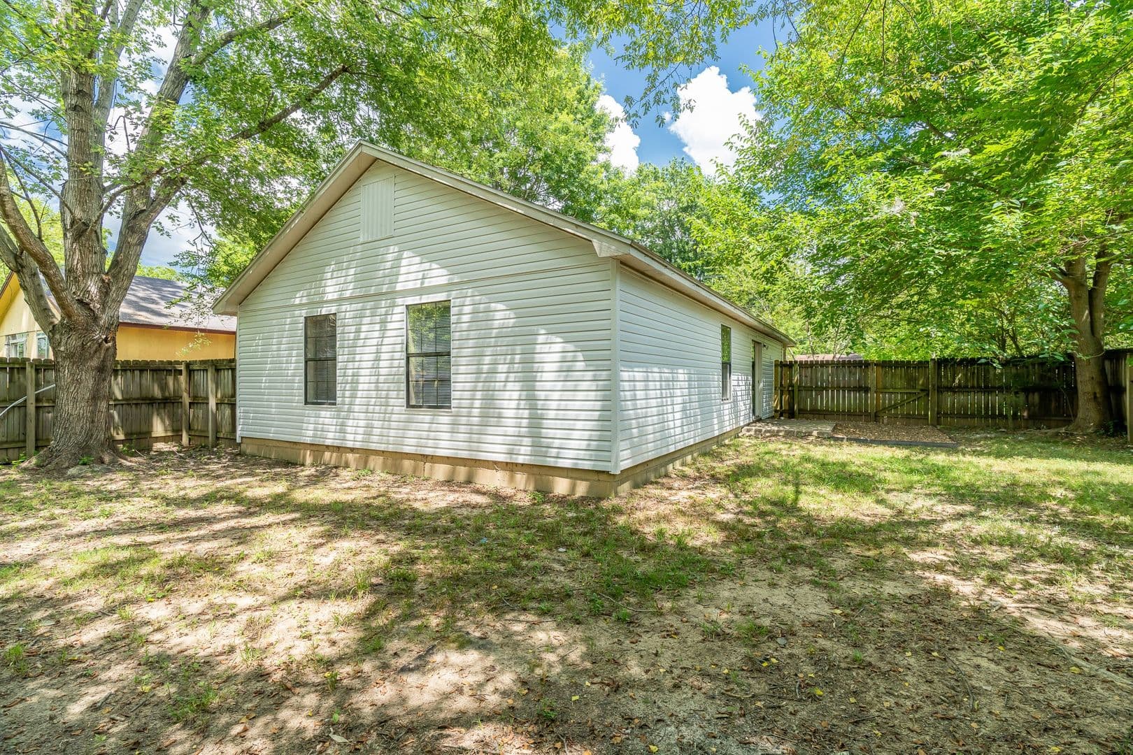 Fayetteville House: 559 S Ray Ave.