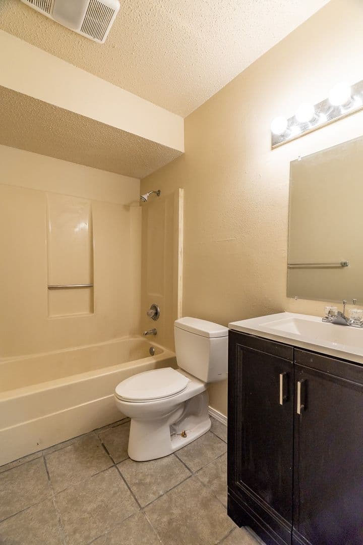 Fayetteville House: 559 S Ray Ave.
