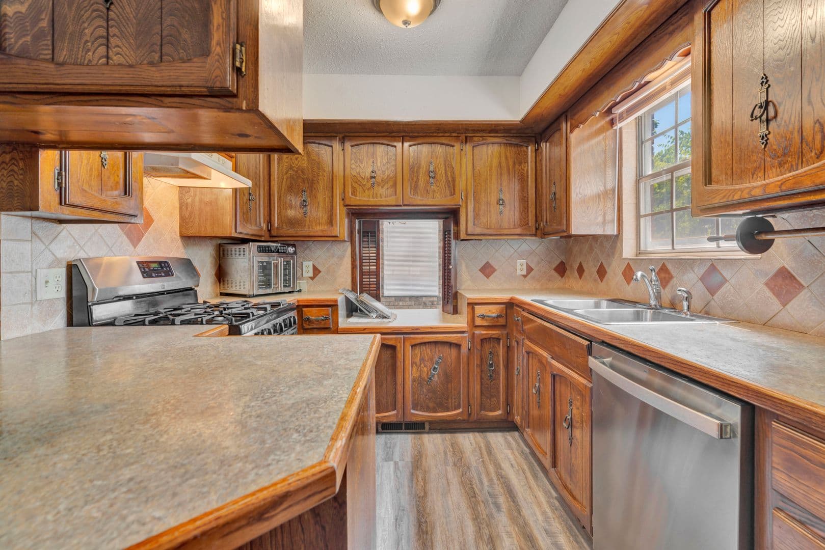Fayetteville House: 1660 W. Palmer Pl