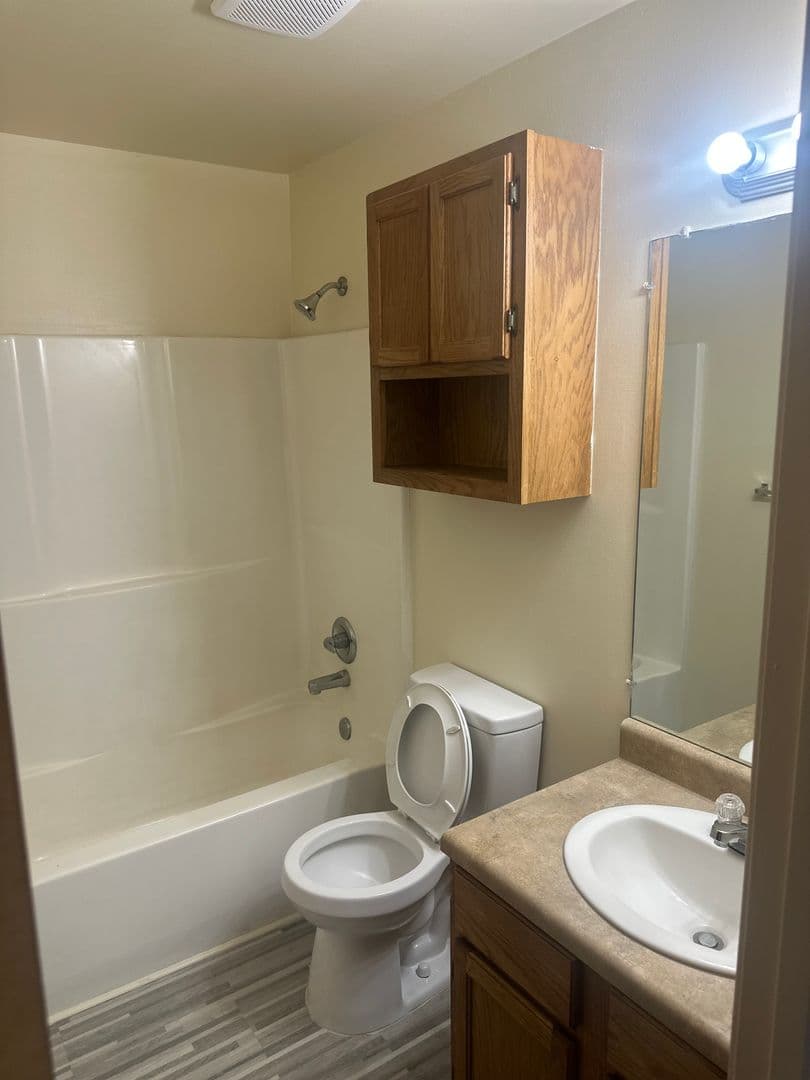 Pine Bluff Apartment: 4511 S Main St