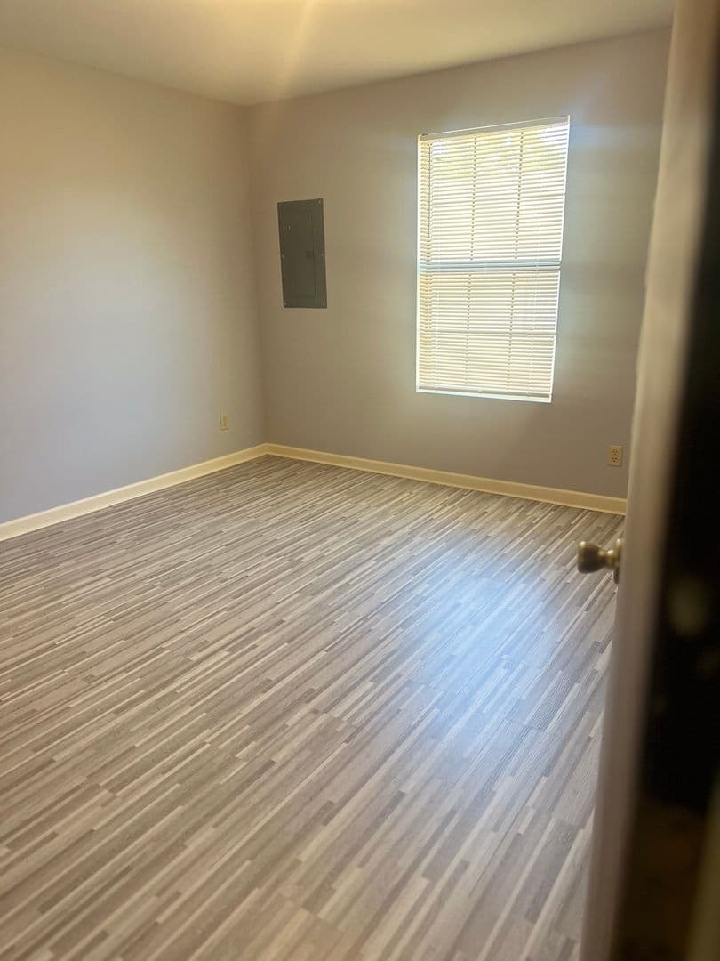 Pine Bluff Apartment: 4511 S Main St
