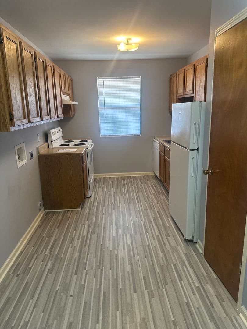 Pine Bluff Apartment: 4511 S Main St