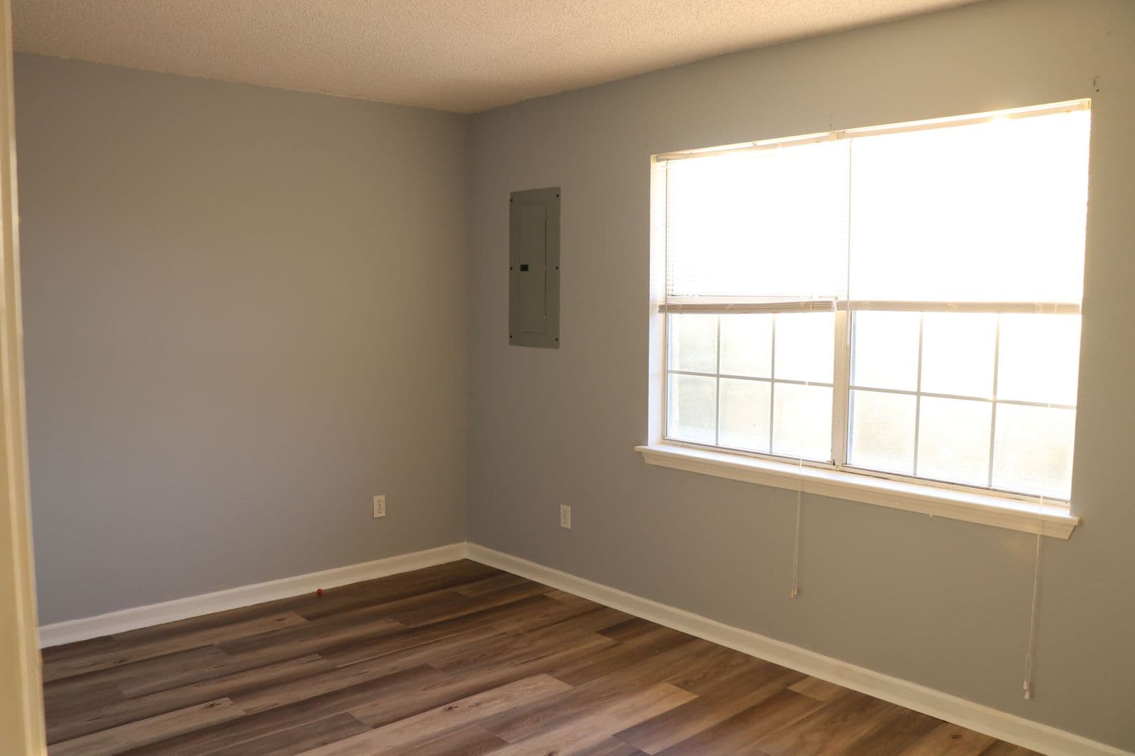 White Hall Apartment: 106 W Little Ln