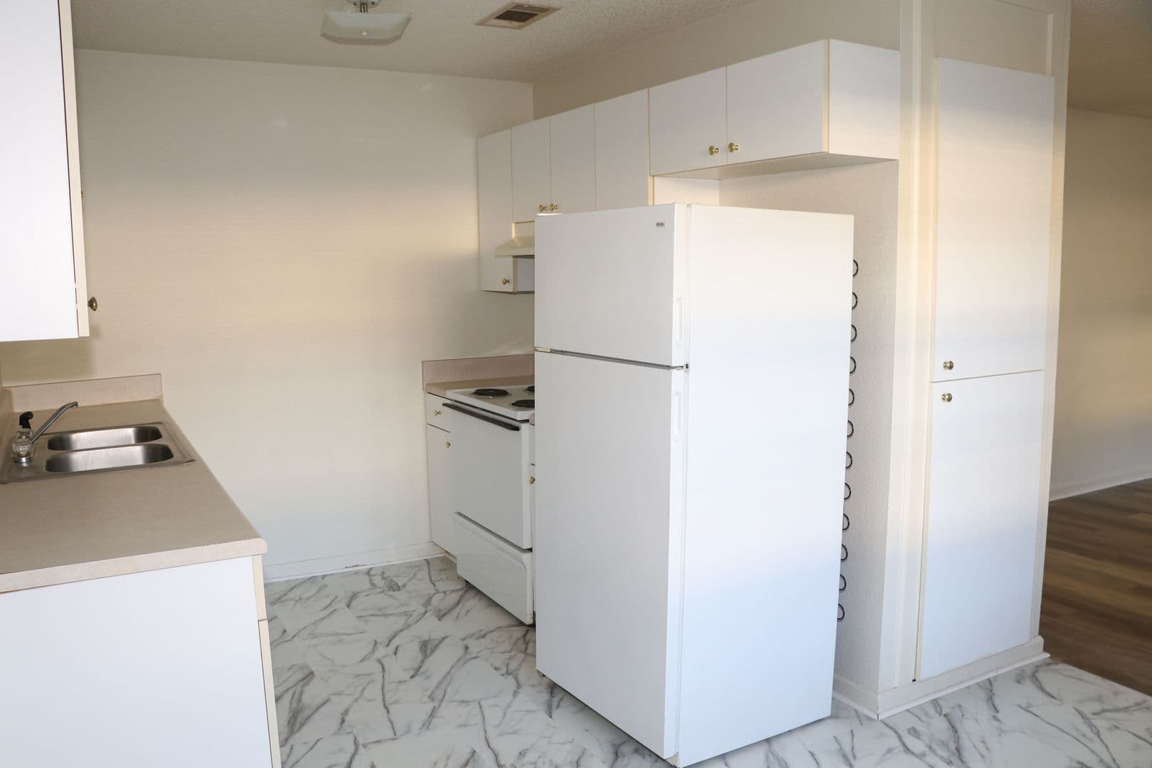 White Hall Apartment: 106 W Little Ln