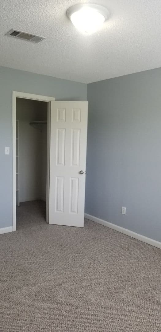 White Hall Apartment: 106 W Little Ln