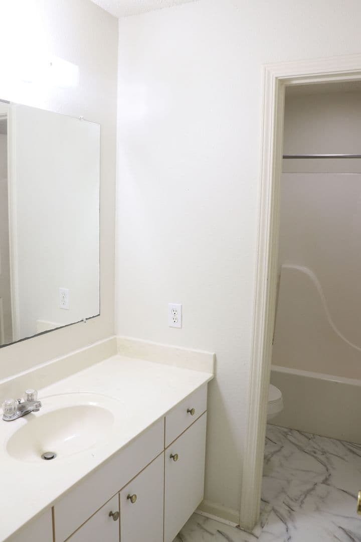 White Hall Apartment: 106 W Little Ln