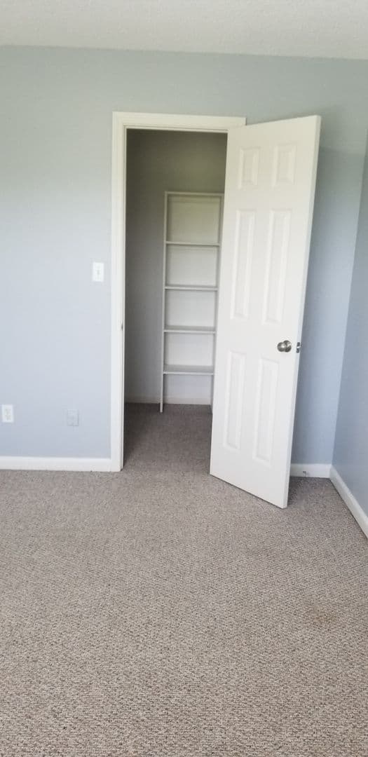 White Hall Apartment: 106 W Little Ln