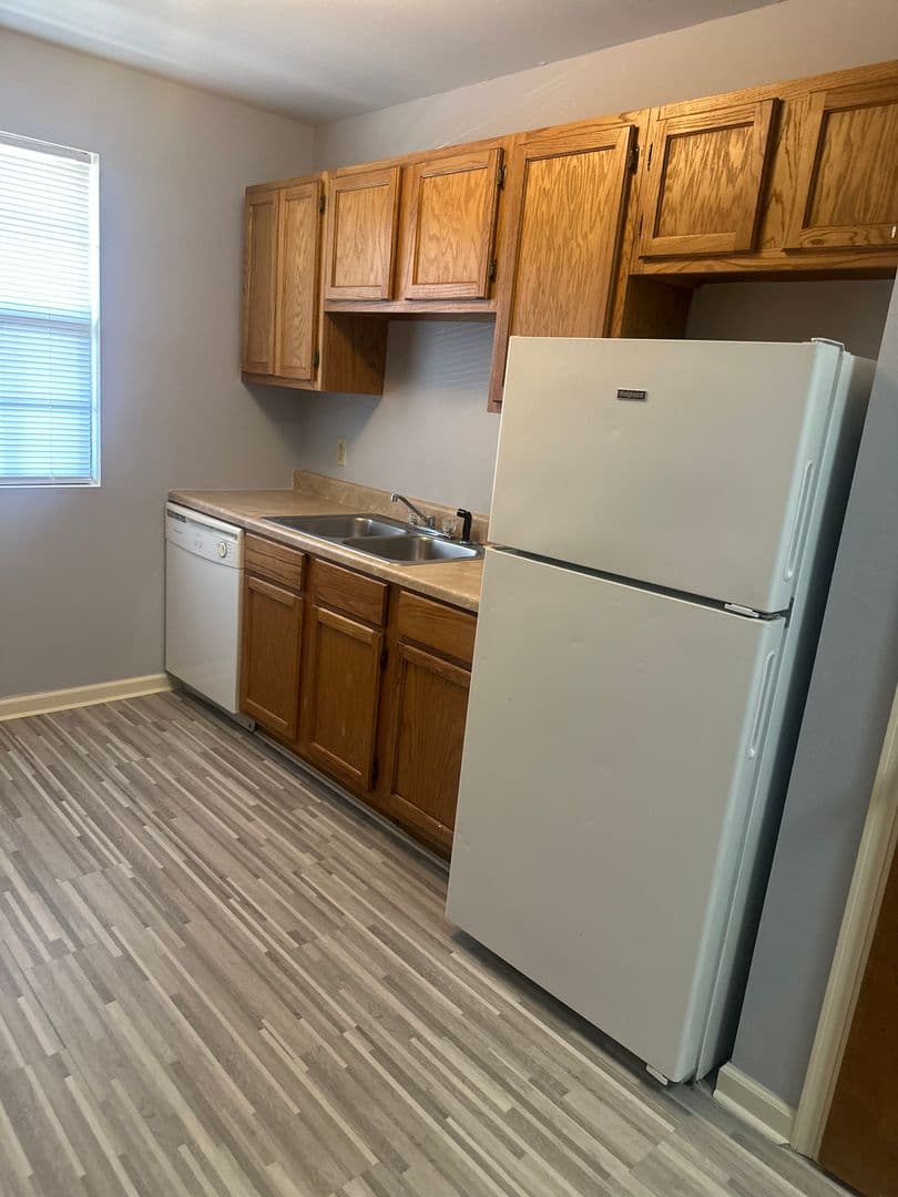 Pine Bluff Apartment: 4511 S Main St
