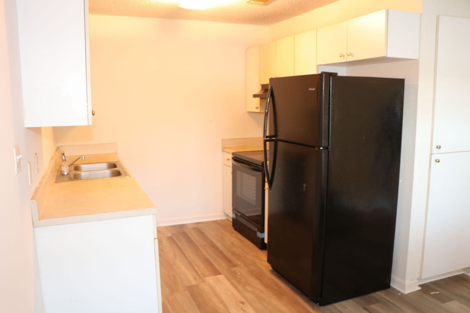 White Hall Apartment: 106 W Little Ln