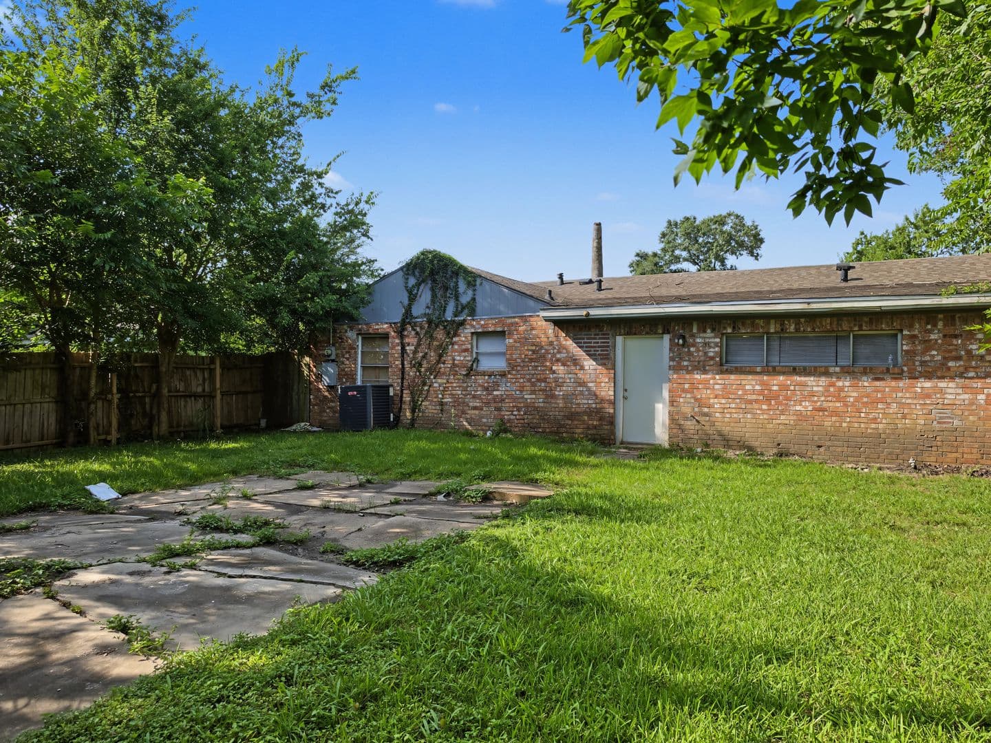 Houston House: 5427 Willow Glen Dr.