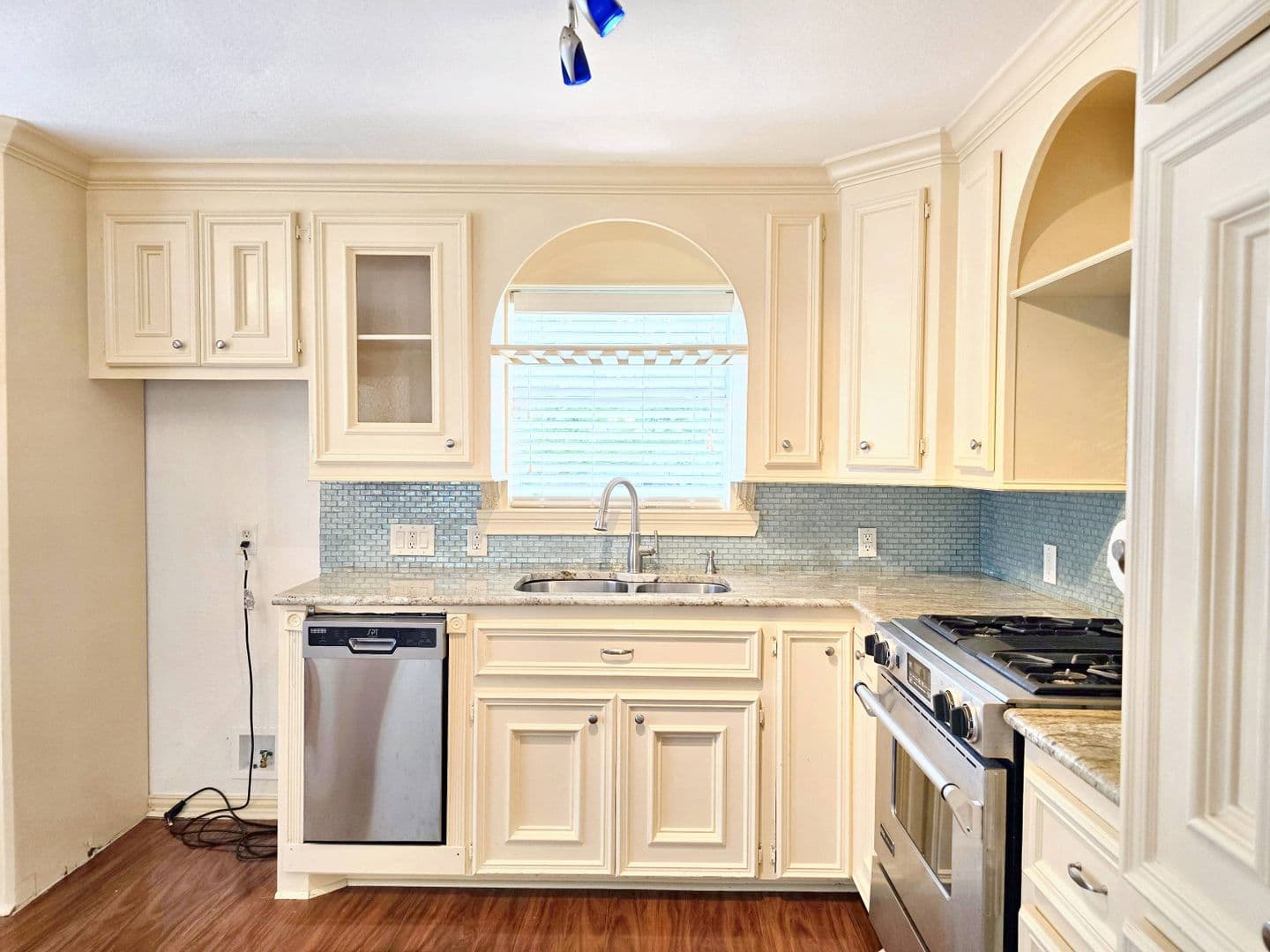 Houston House: 828 E 39th St.