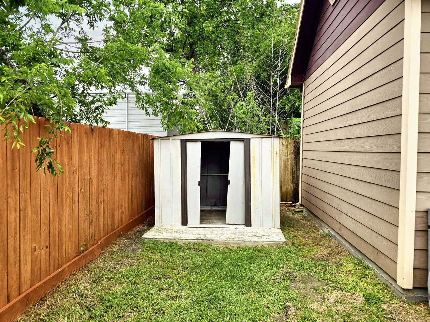 Houston House: 828 E 39th St.