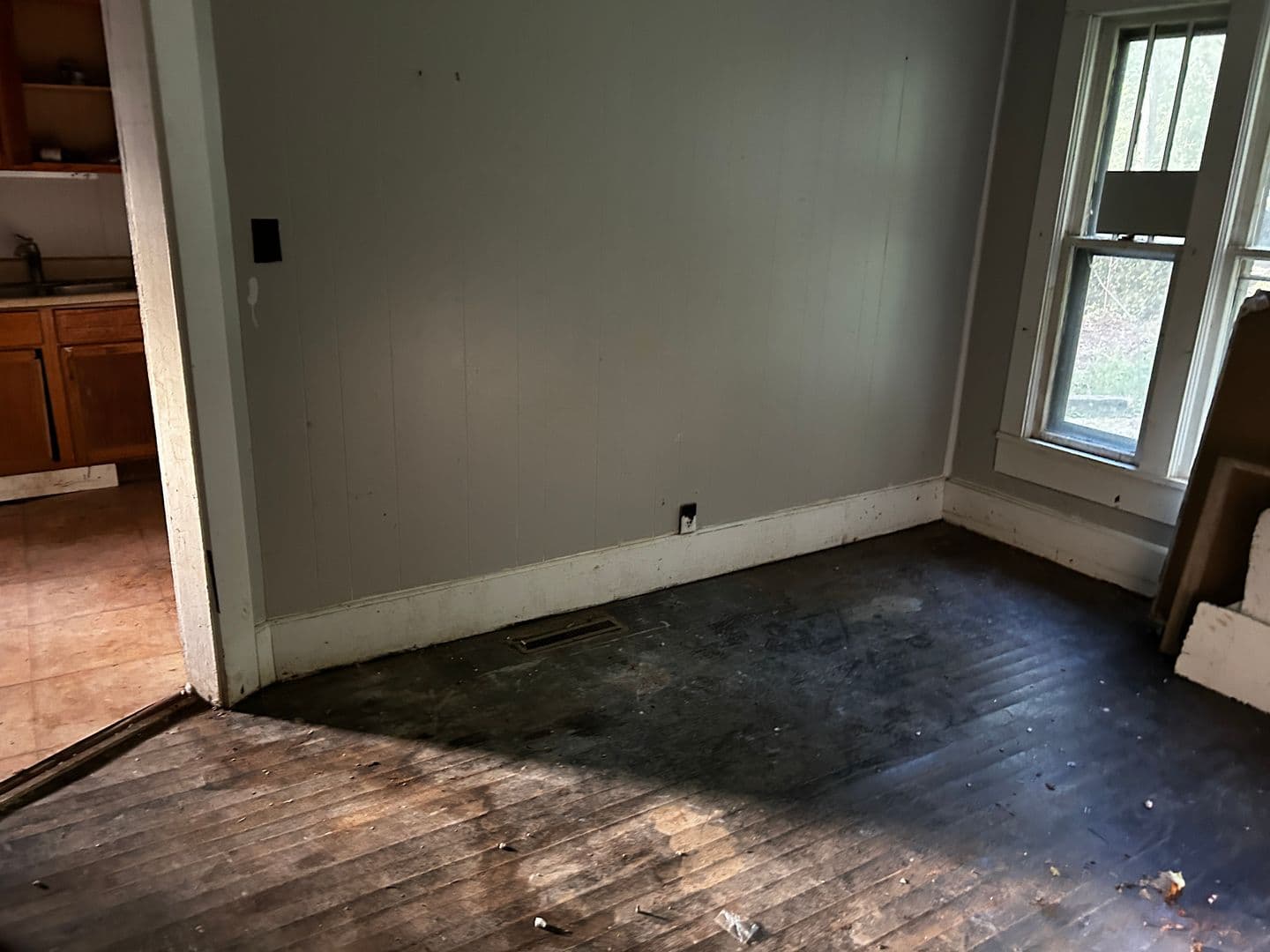 Newburg House: 255 West 3rd St
