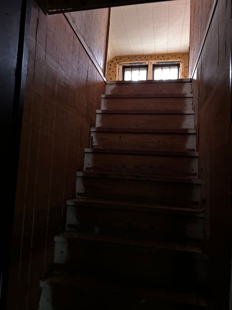 Newburg House: 255 West 3rd St