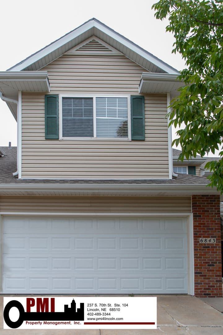 Lincoln House: 6843 S 89th St