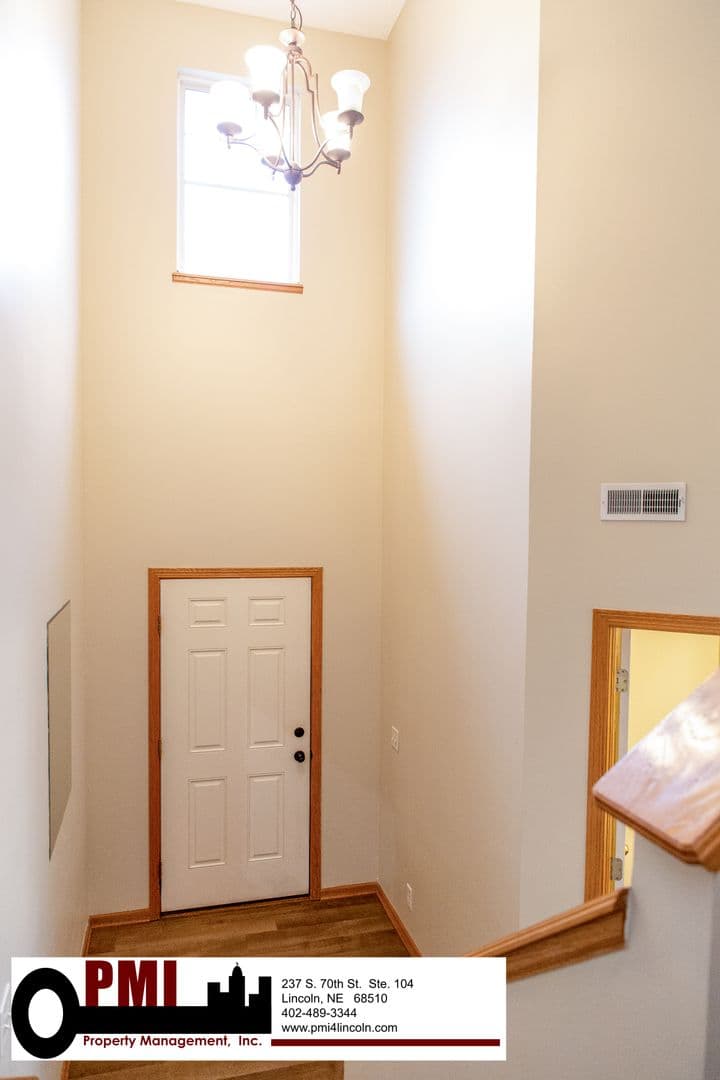 Lincoln House: 6843 S 89th St