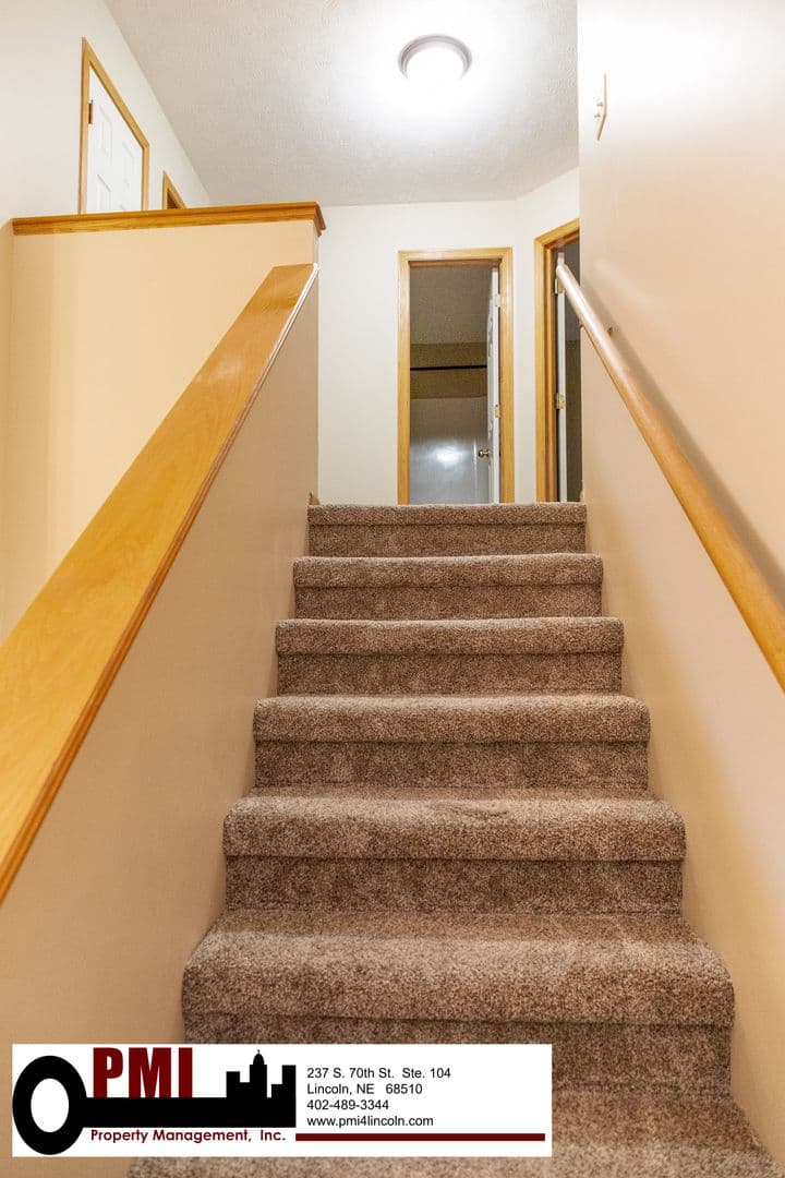 Lincoln House: 6843 S 89th St