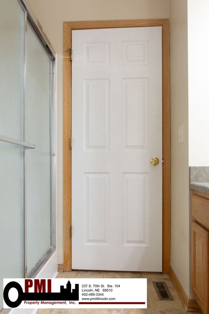 Lincoln House: 6843 S 89th St