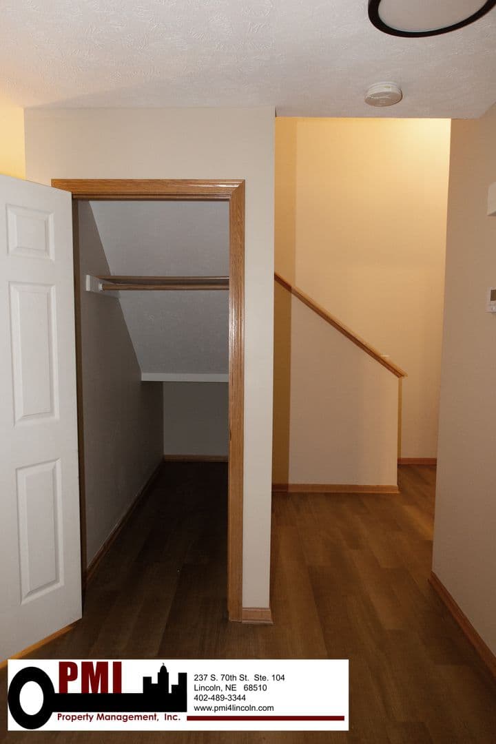 Lincoln House: 6843 S 89th St