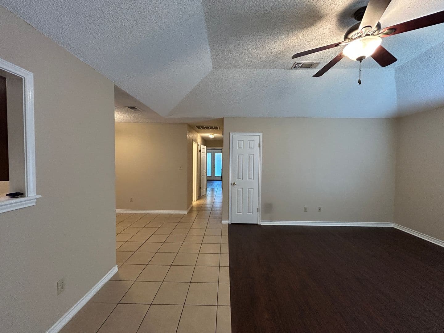 New Braunfels House: 1642 W County Line Rd