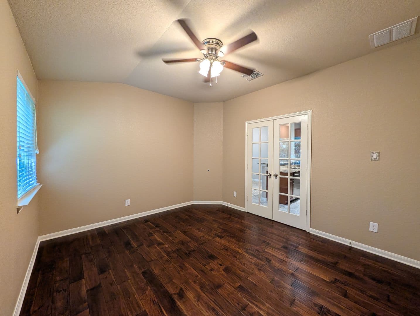 New Braunfels House: 1337 Lauren St