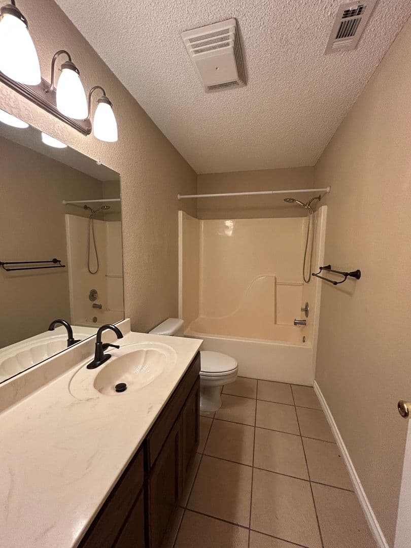 New Braunfels House: 1642 W County Line Rd