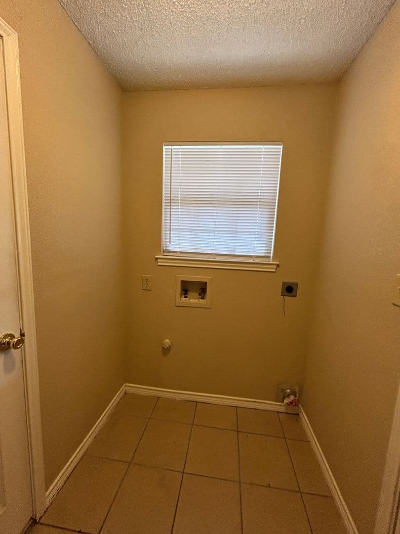 New Braunfels House: 1642 W County Line Rd