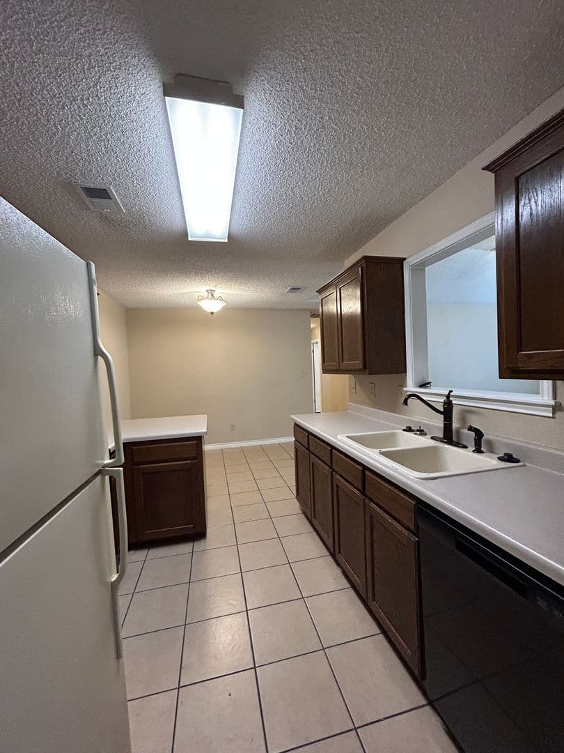New Braunfels House: 1642 W County Line Rd