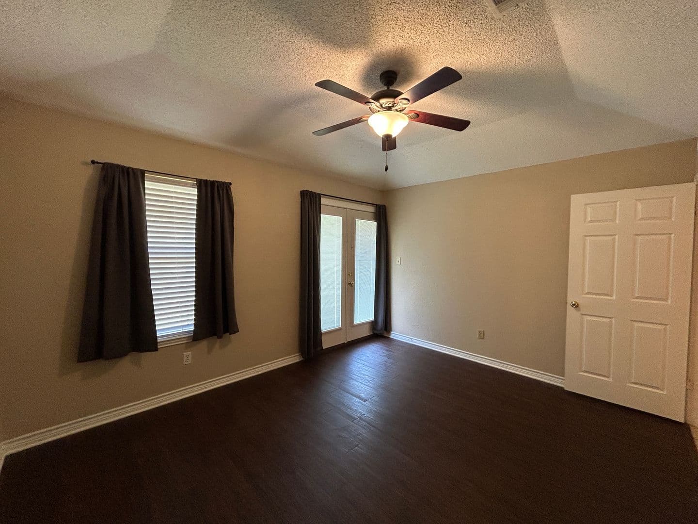 New Braunfels House: 1642 W County Line Rd